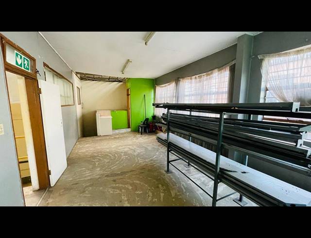 700M² WAREHOUSE TO LET IN LEA GLEN